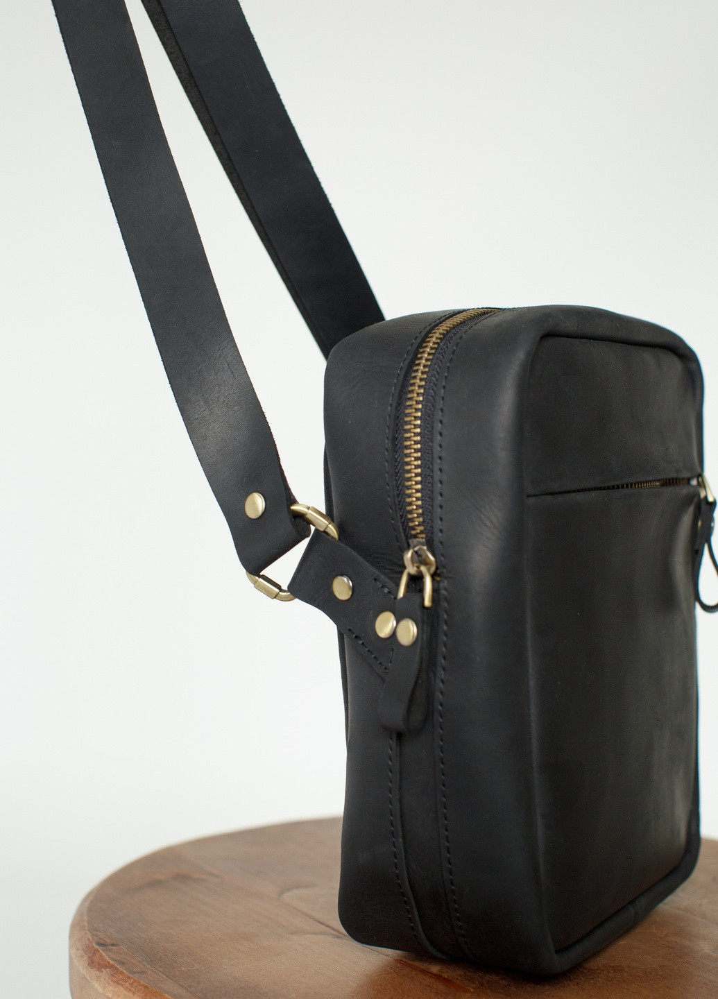 Практичная мужская сумка мессенджер через плечо ручной работы из натуральной винтажной кожи черного цвета Boorbon (253412652)