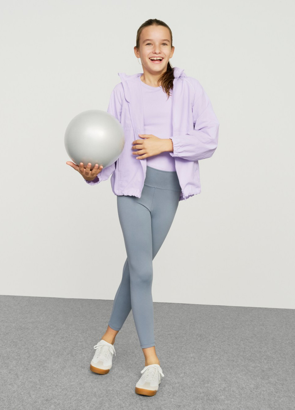 Сиреневая демисезонная ветровка Uniqlo