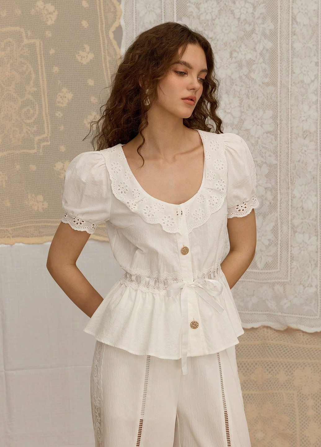 Біла блуза з баскою SHEIN