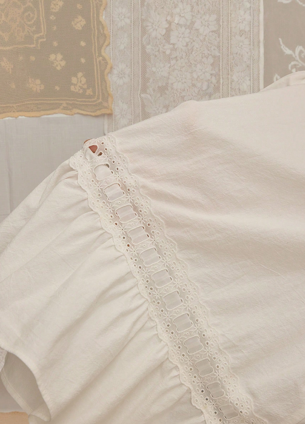 Біла блуза з баскою SHEIN