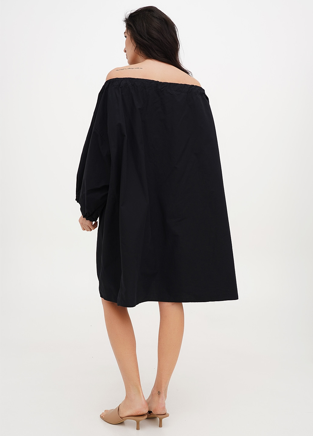 Черное кэжуал платье оверсайз, с открытыми плечами Weekday однотонное