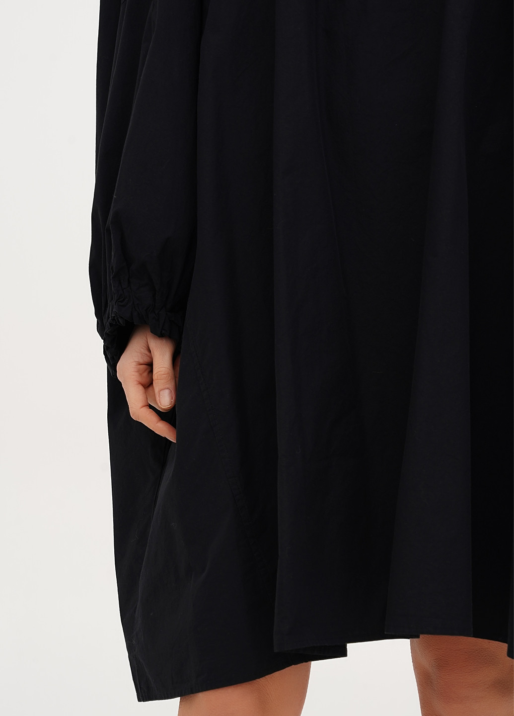 Черное кэжуал платье оверсайз, с открытыми плечами Weekday однотонное