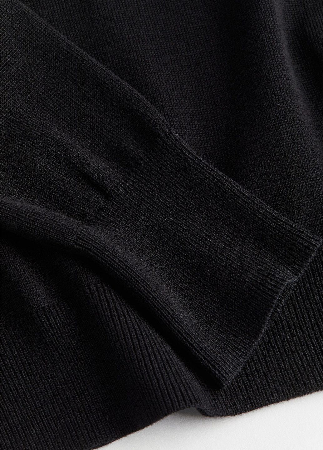 Черный демисезонный светр H&M