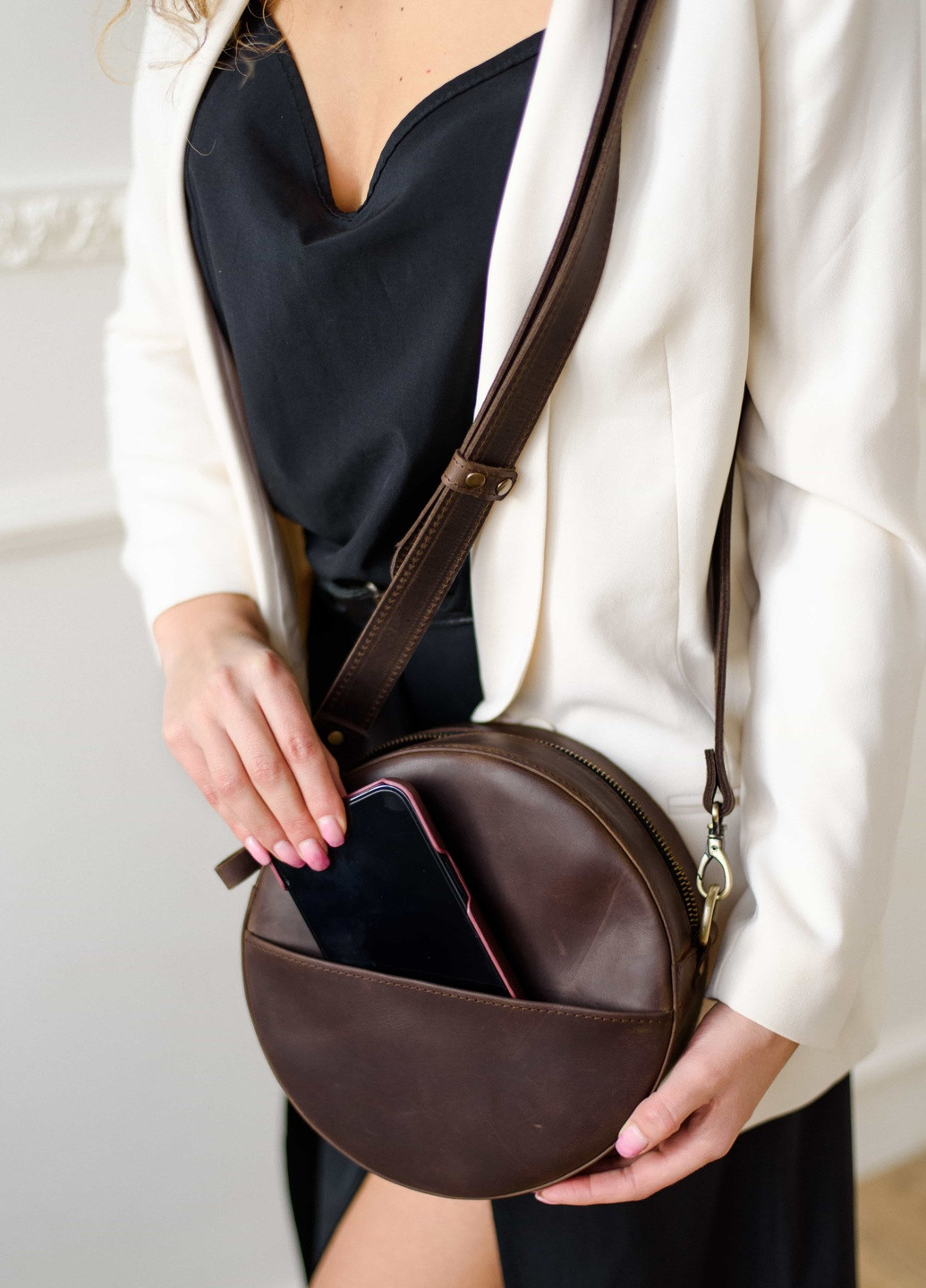 Круглая женская сумка через плечо ручной работы из натуральной винтажной кожи коричневого цвета Boorbon (253342344)