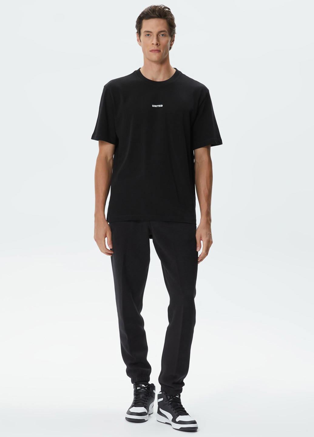 Черная футболка UNITED4