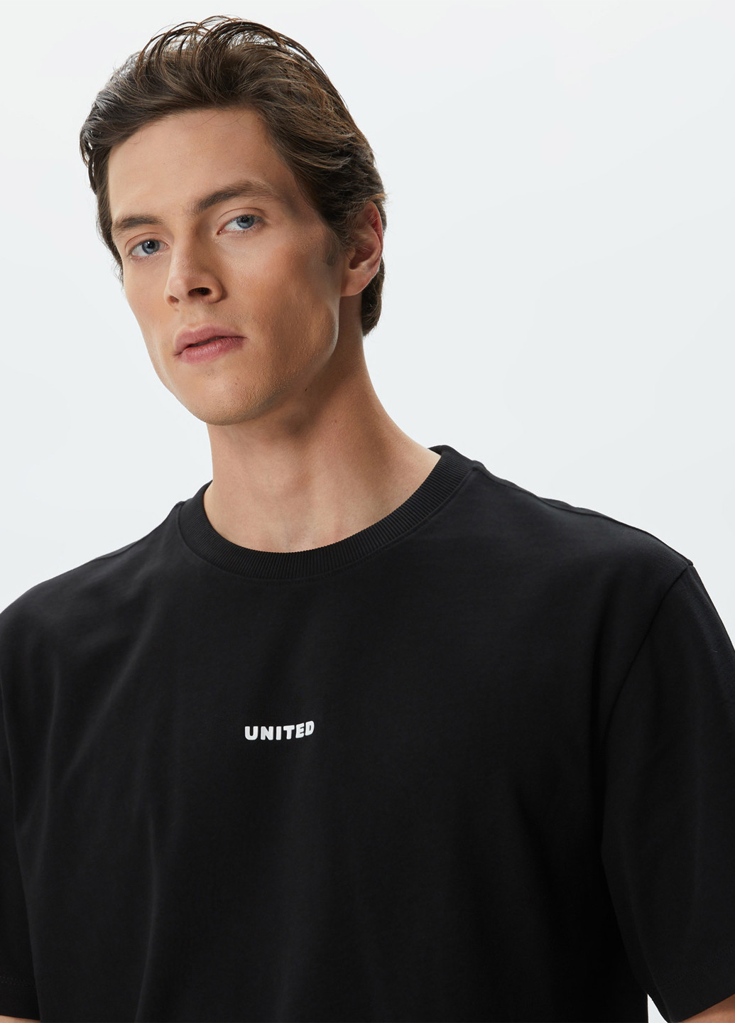 Черная футболка UNITED4