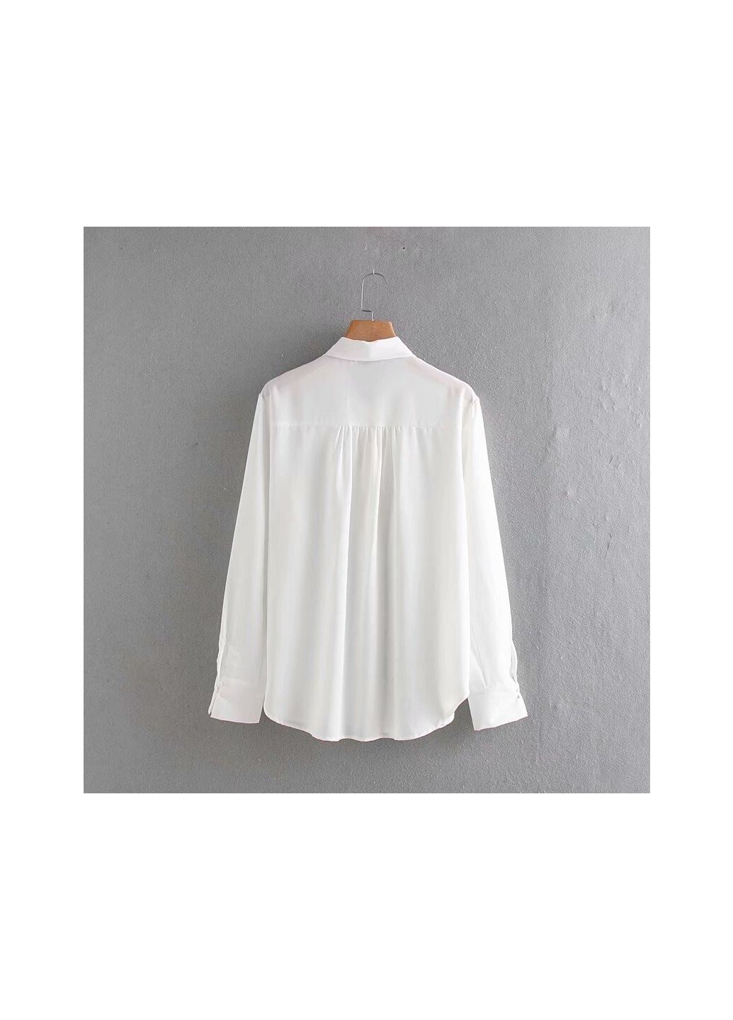 Біла демісезонна блузка жіноча з прихованими ґудзиками light Berni Fashion 58635