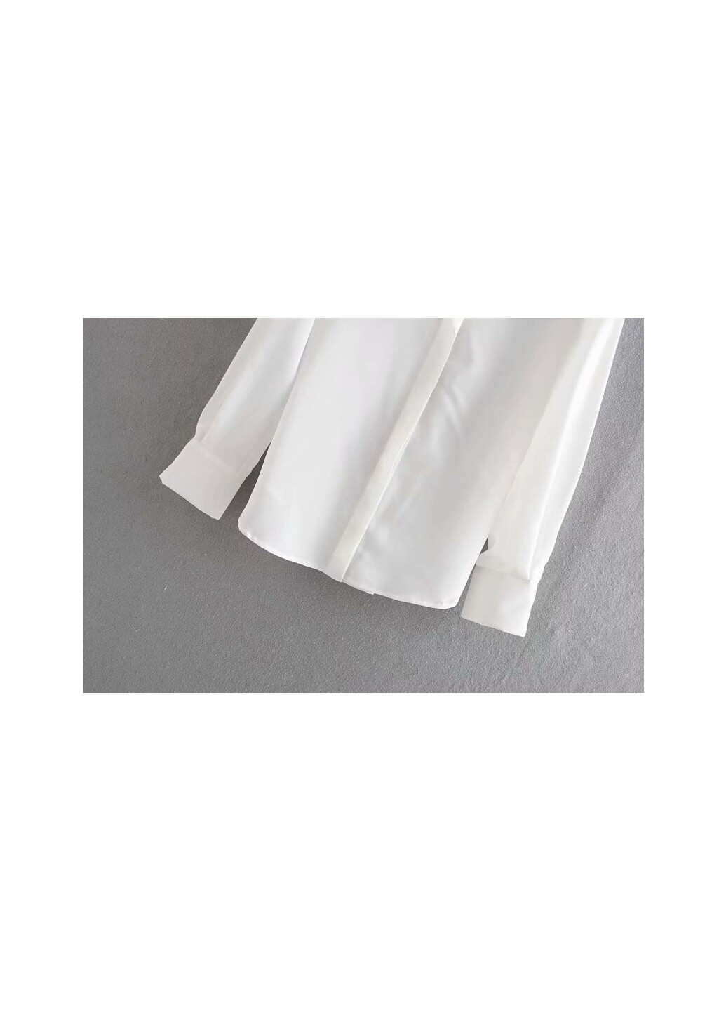Белая демисезонная блуза женская со скрытыми пуговицами light Berni Fashion 58635