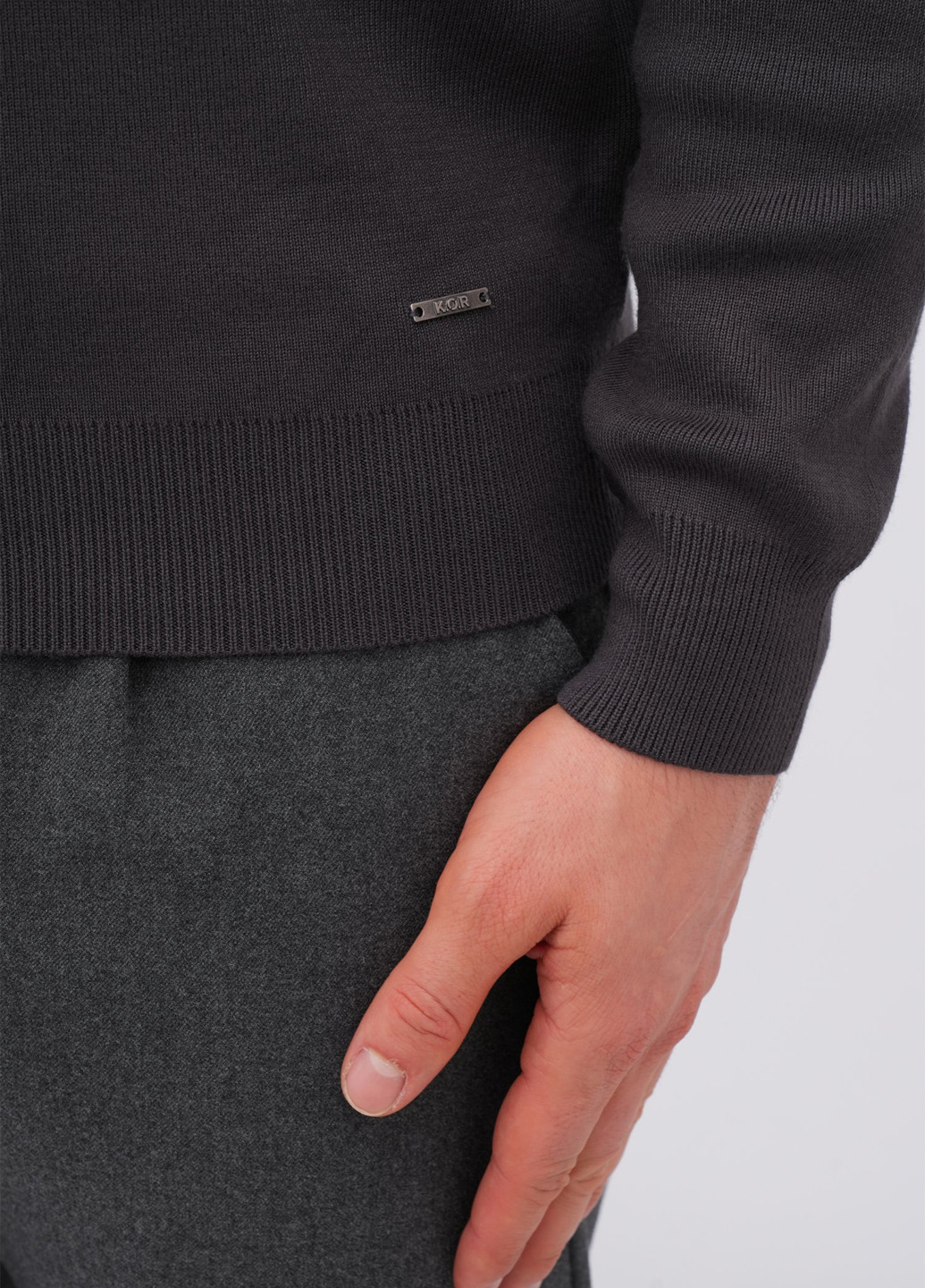 Графітовий демісезонний светр K.O.R