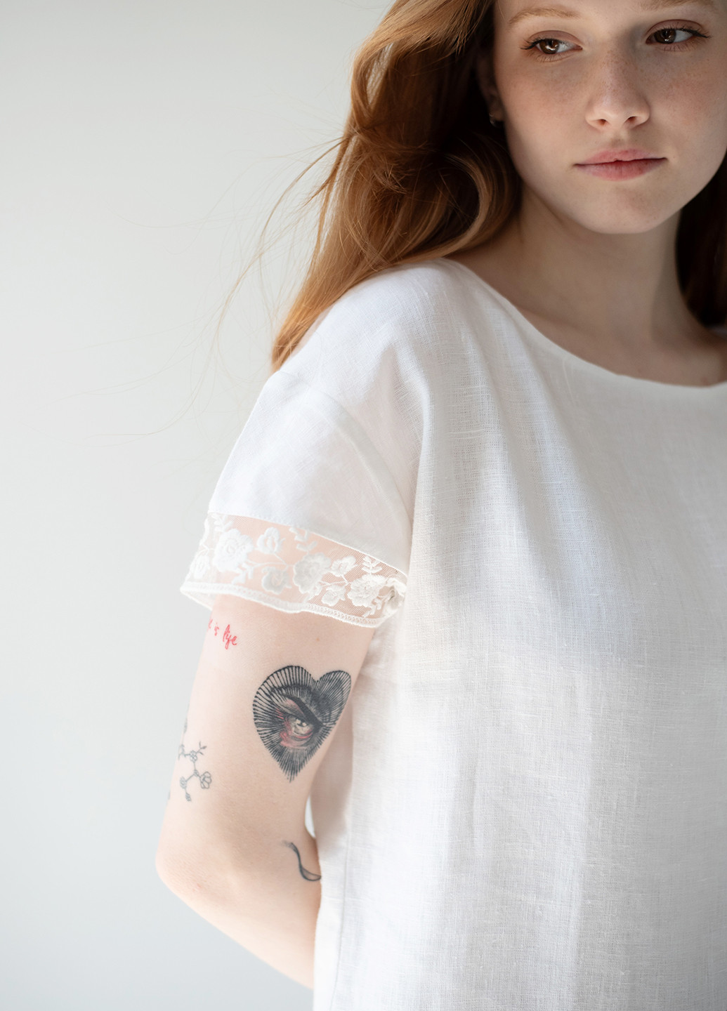 Белое кэжуал платье а-силуэт Silence однотонное