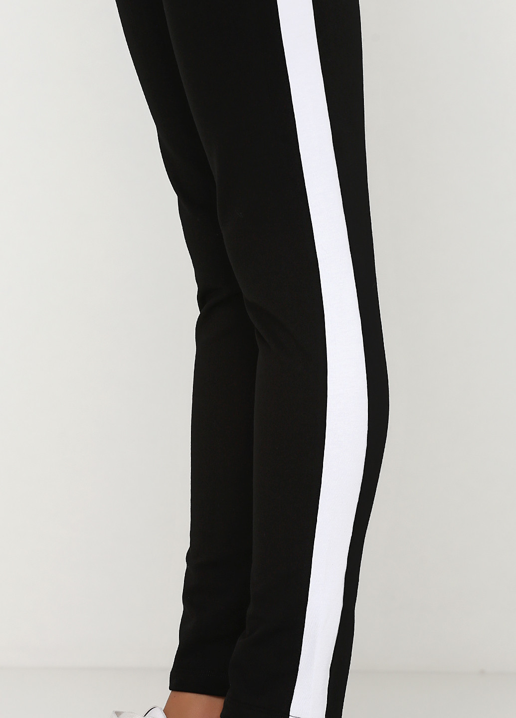 Черно-белые спортивные демисезонные зауженные брюки Via Delle Rose