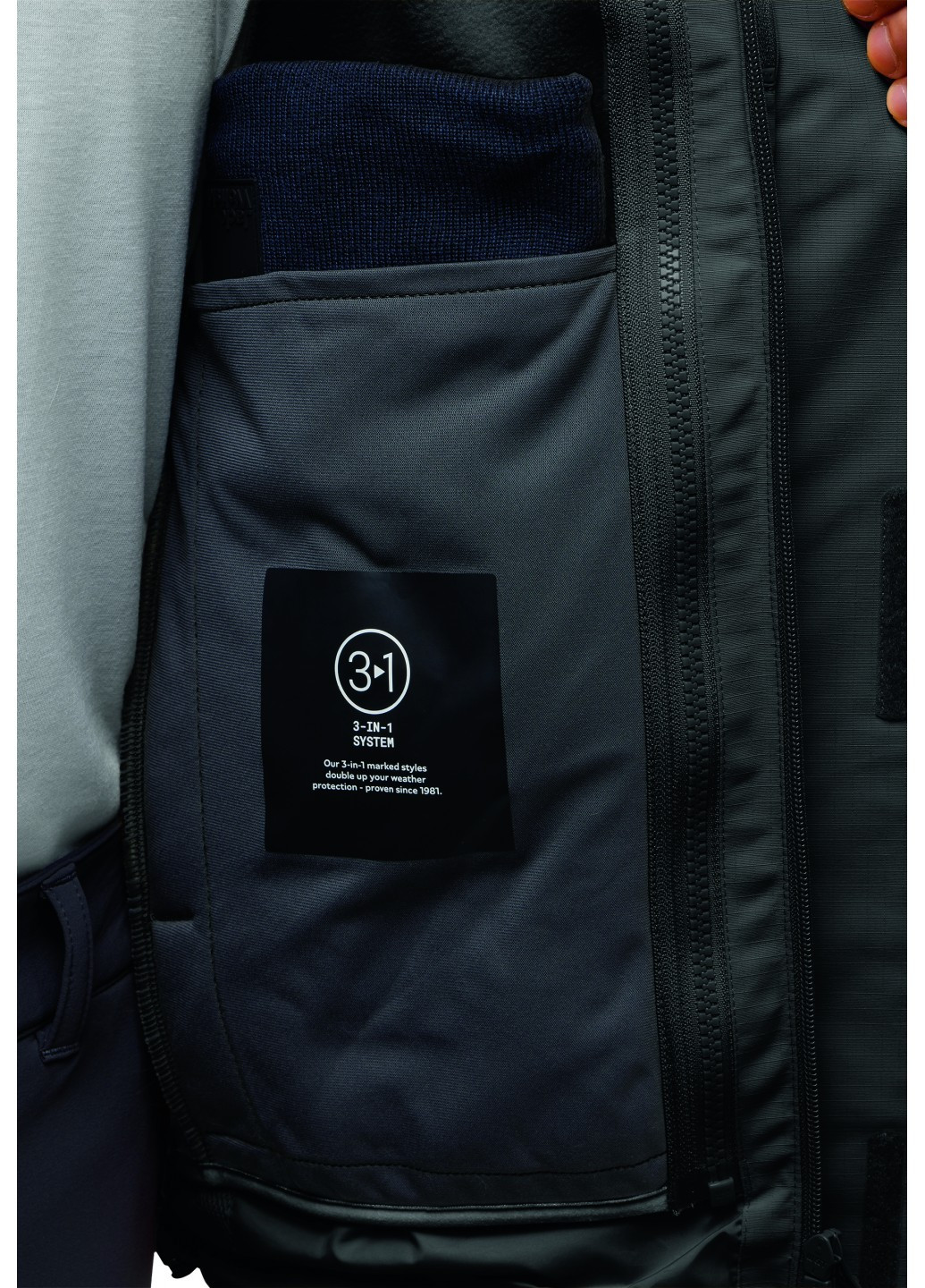 Чорна демісезонна куртка куртка-трансформер Jack Wolfskin A61864_6000