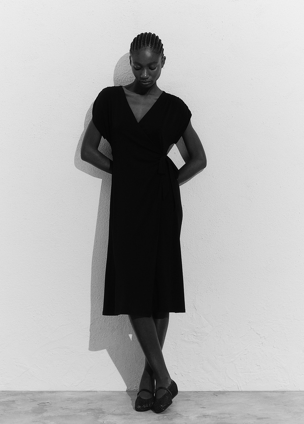 Черное кэжуал платье на запах H&M однотонное