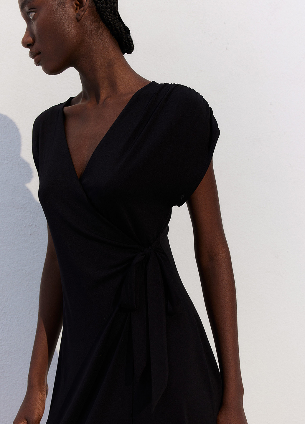 Черное кэжуал платье на запах H&M однотонное