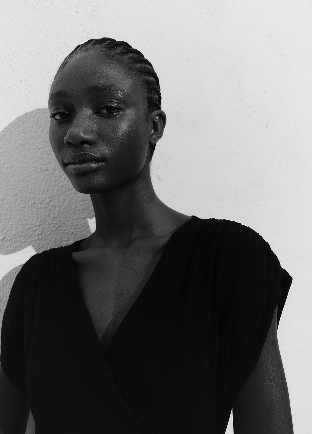 Черное кэжуал платье на запах H&M однотонное