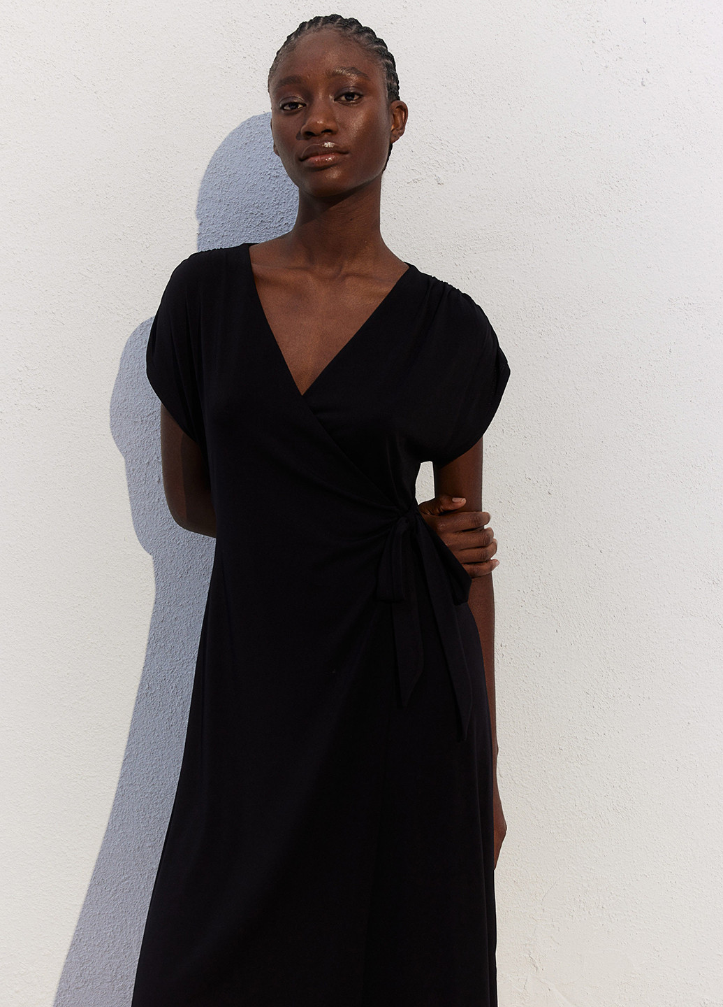 Черное кэжуал платье на запах H&M однотонное