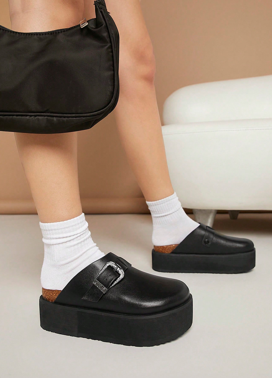 Черные шлепанцы SHEIN на платформе с пряжкой