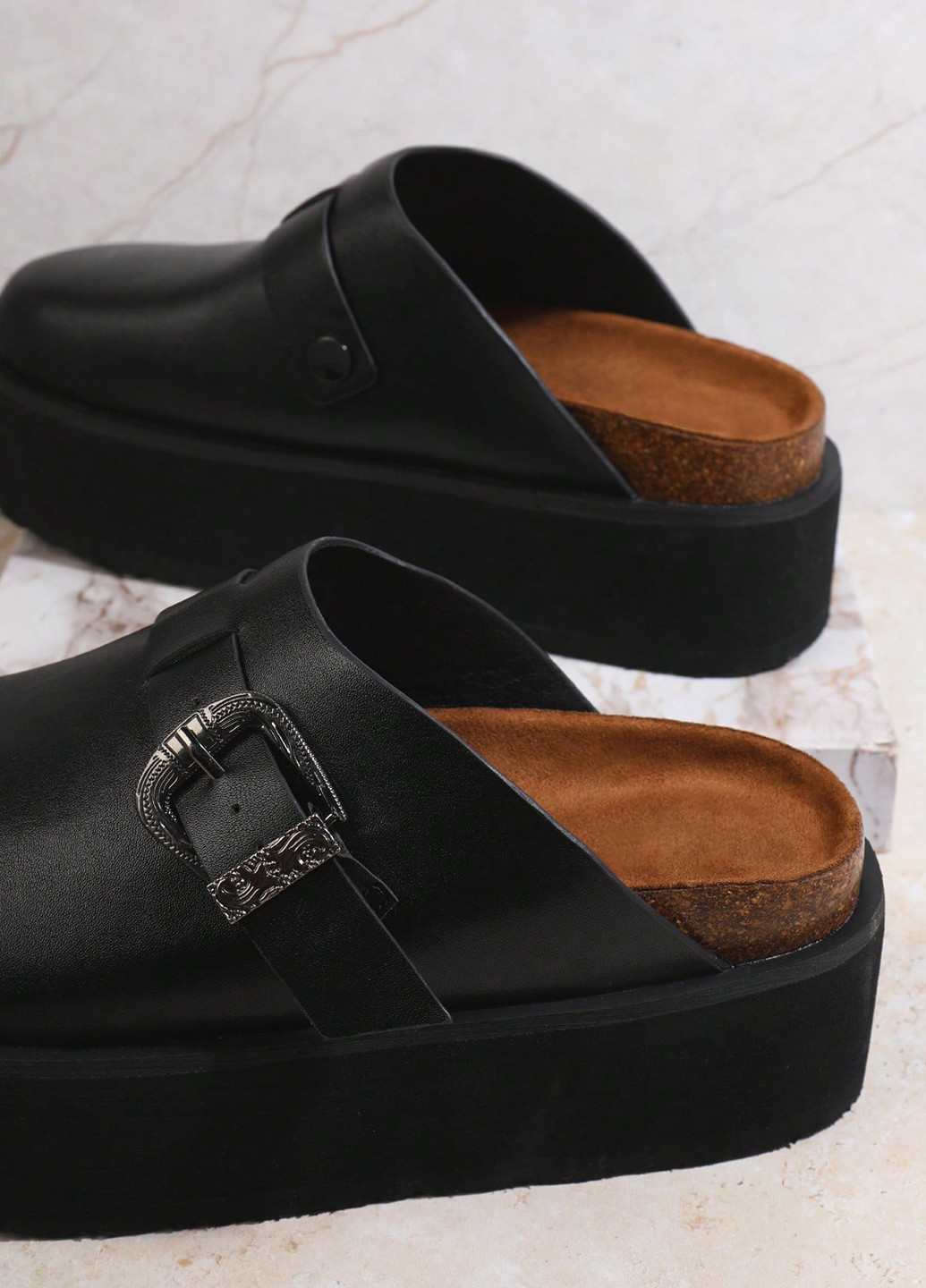 Черные шлепанцы SHEIN на платформе с пряжкой