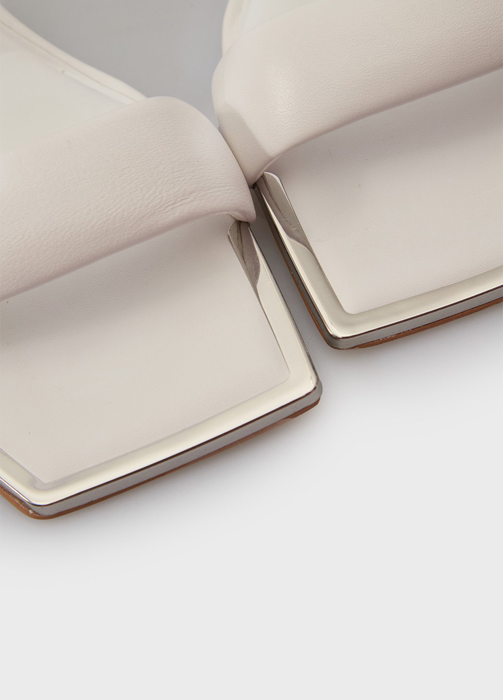 Белые босоножки DKNY без застежки с логотипом