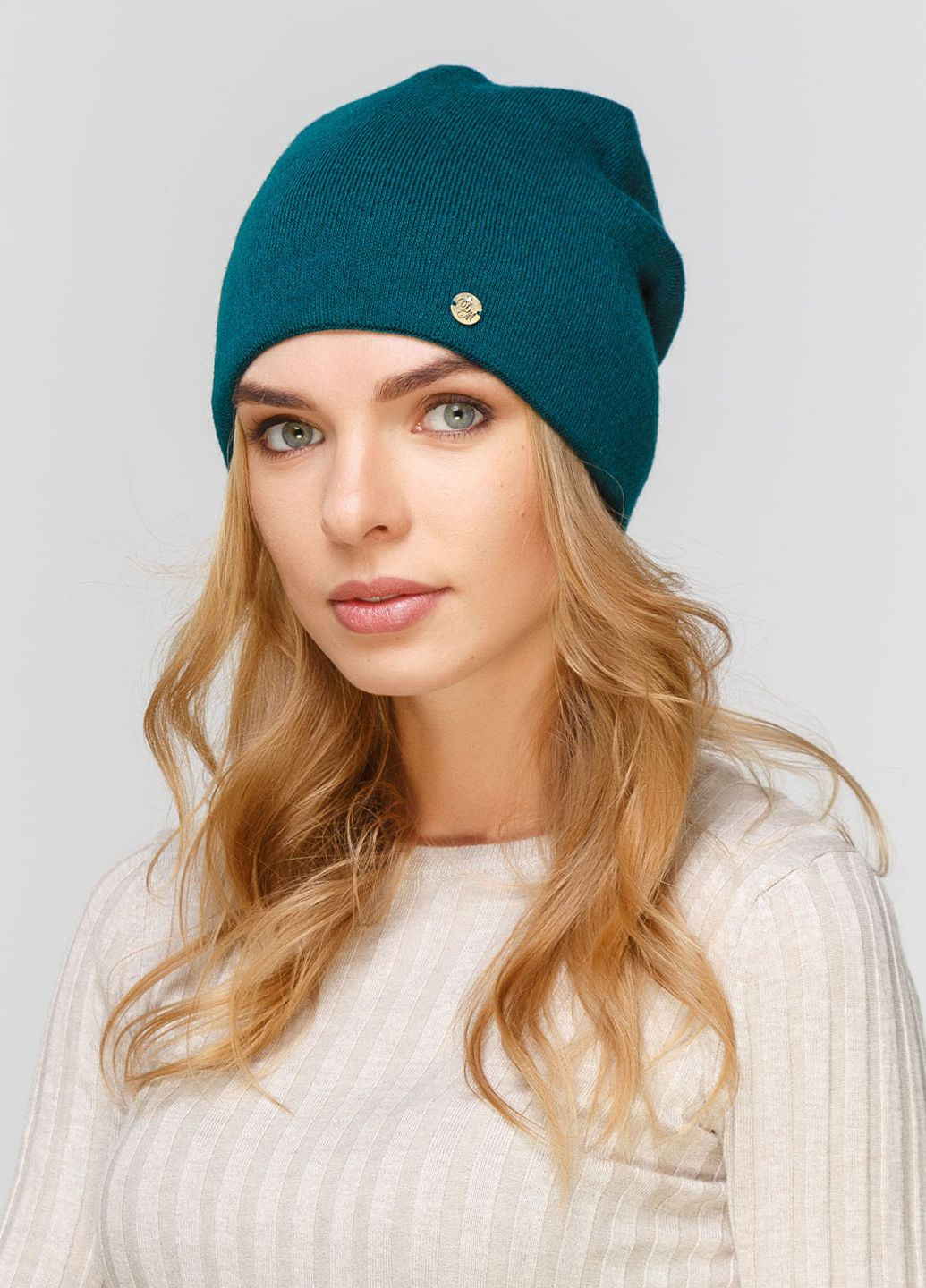 Зимняя классическая теплая шерстяная женская шапка на флисовой подкладке 550488 DeMari 45 ДеМари бини однотонная зелёная кэжуал шерсть