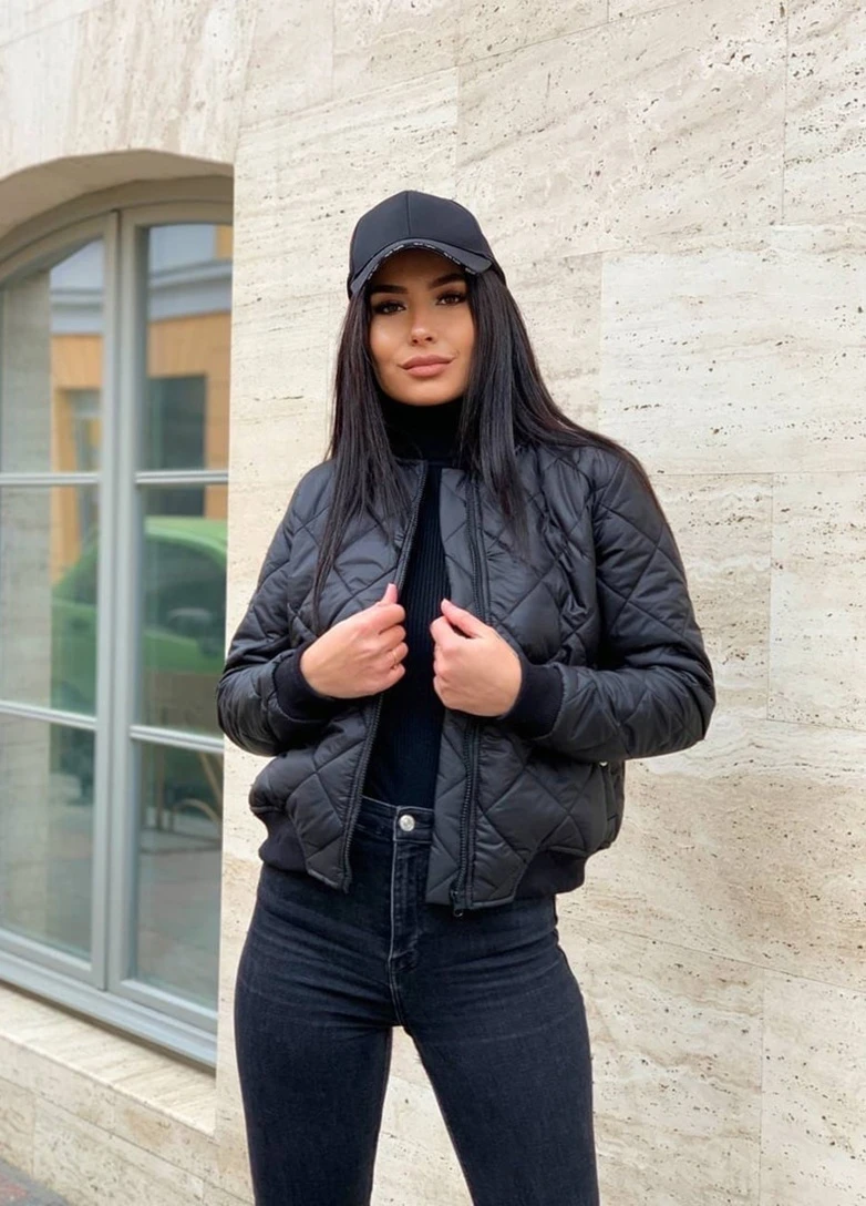Чорна демісезонна стеганна куртка Moni&co