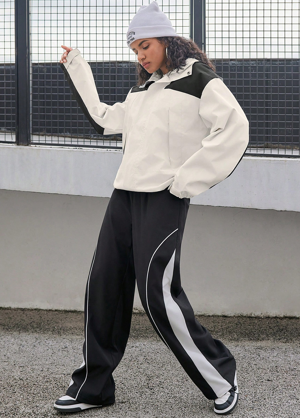 Черно-белая демисезонная куртка SHEIN