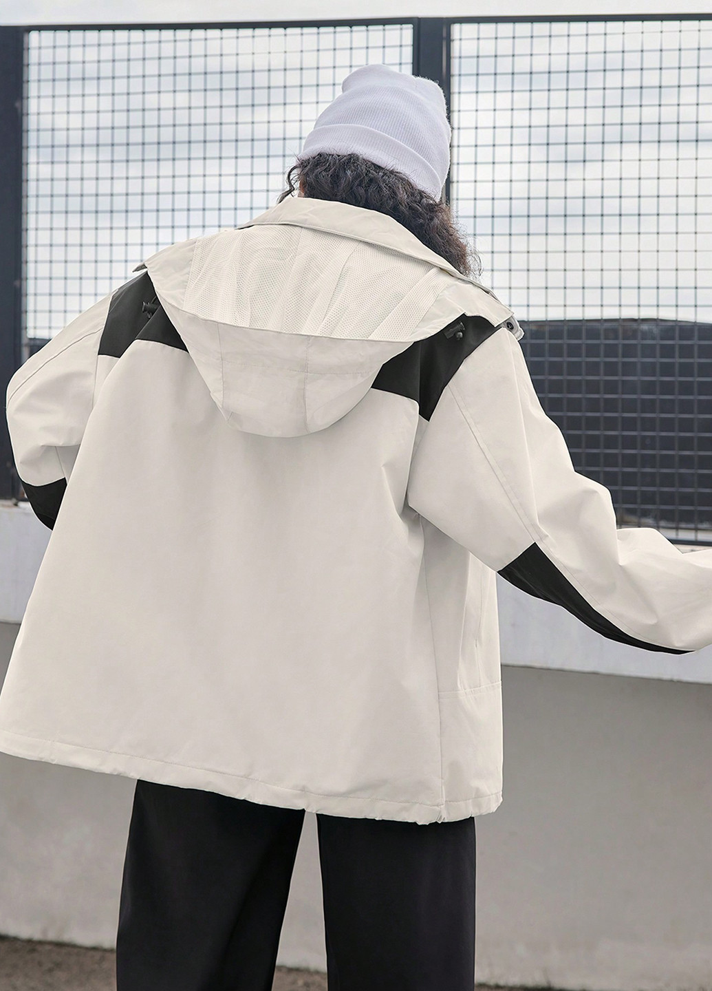 Черно-белая демисезонная куртка SHEIN