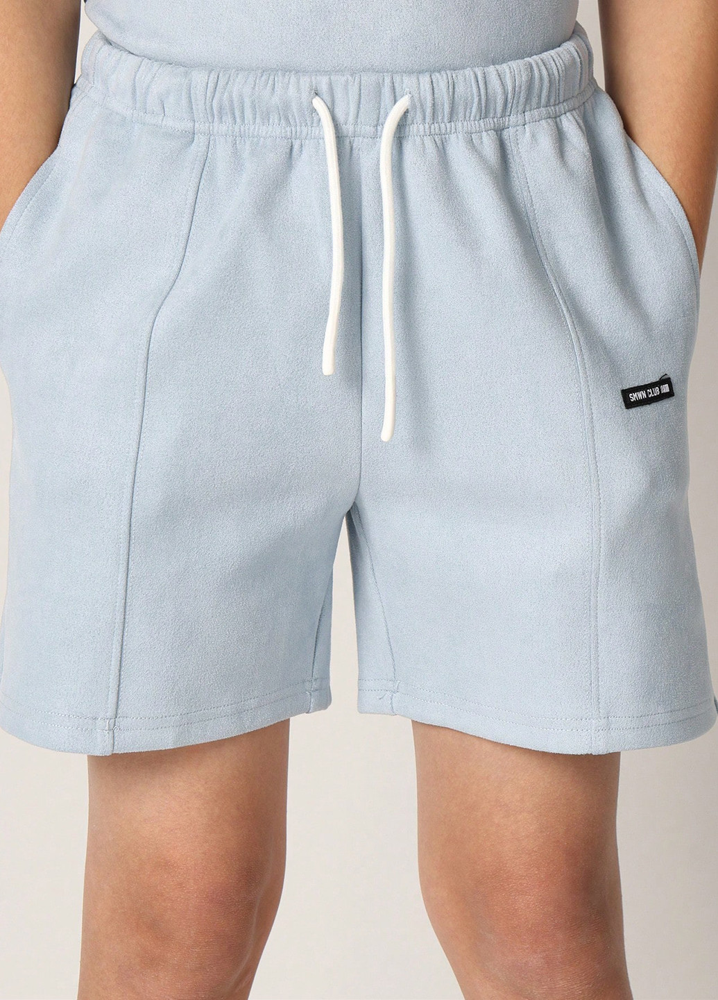 Светло-голубой летний костюм (поло, шорты) с шортами SHEIN