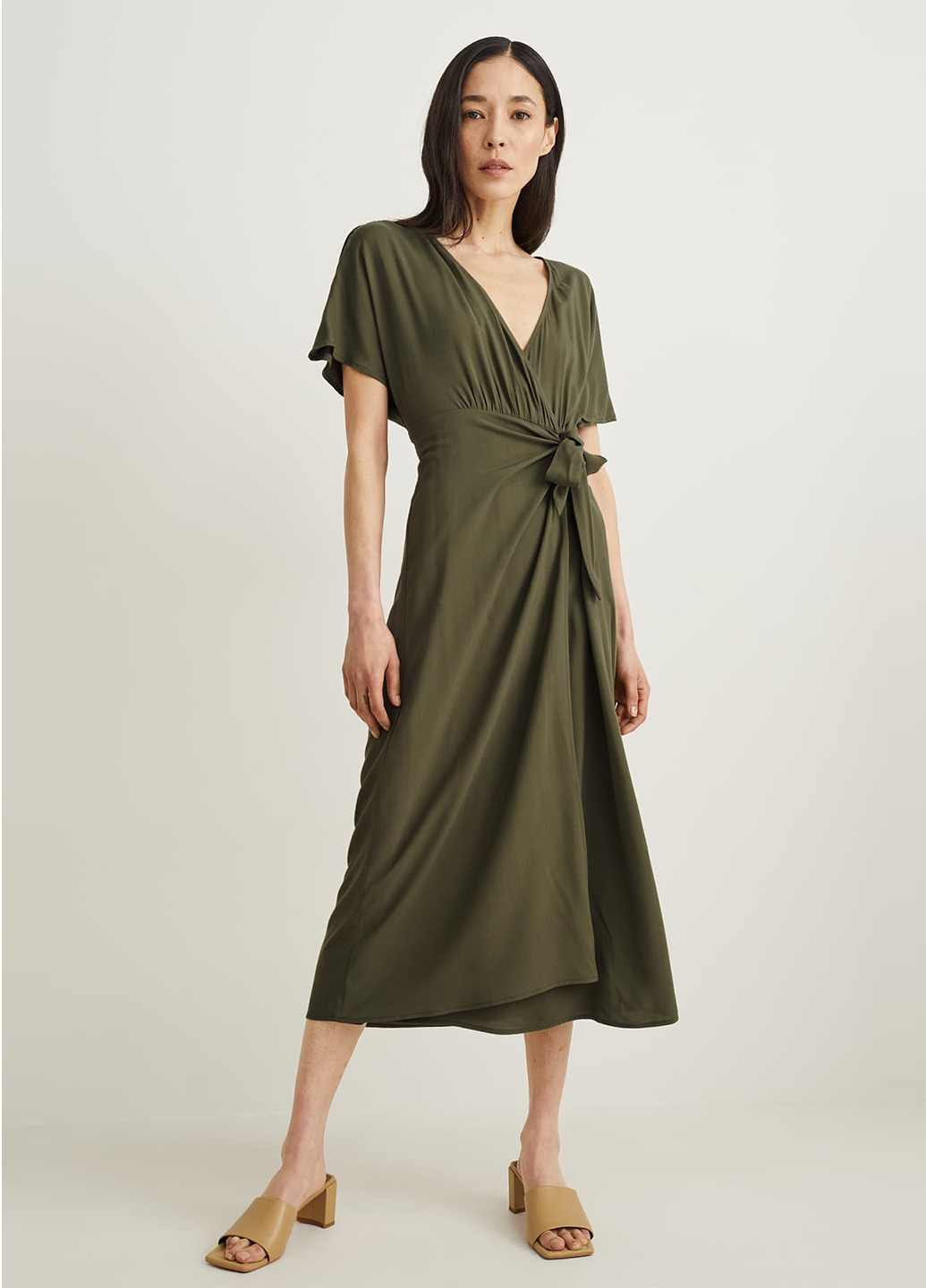 Оливкова (хакі) кежуал сукня на запах C&A однотонна