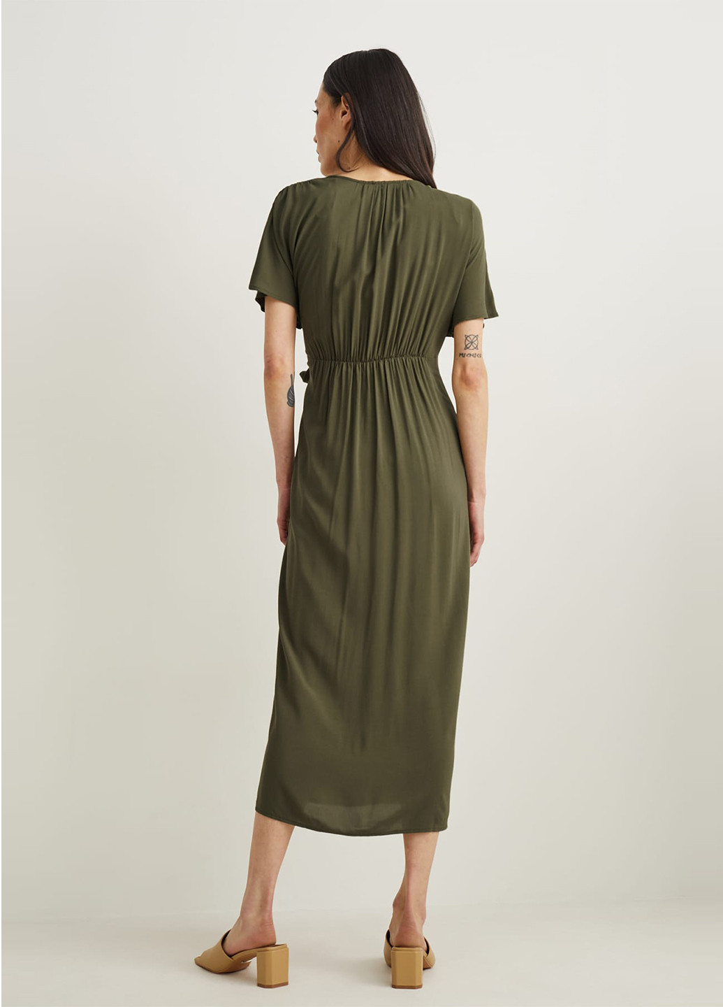 Оливкова (хакі) кежуал сукня на запах C&A однотонна
