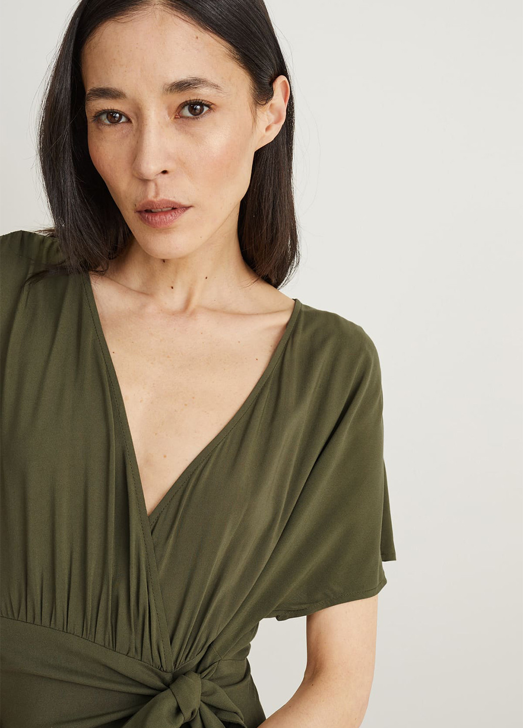 Оливкова (хакі) кежуал сукня на запах C&A однотонна