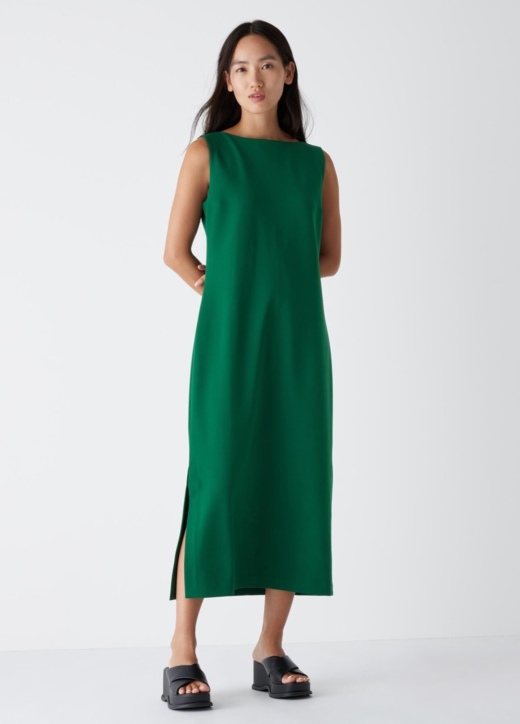 Черные шлепанцы Uniqlo с белой подошвой