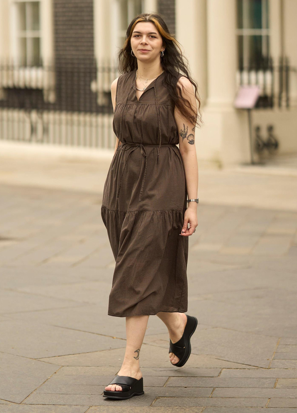 Черные шлепанцы Uniqlo с белой подошвой