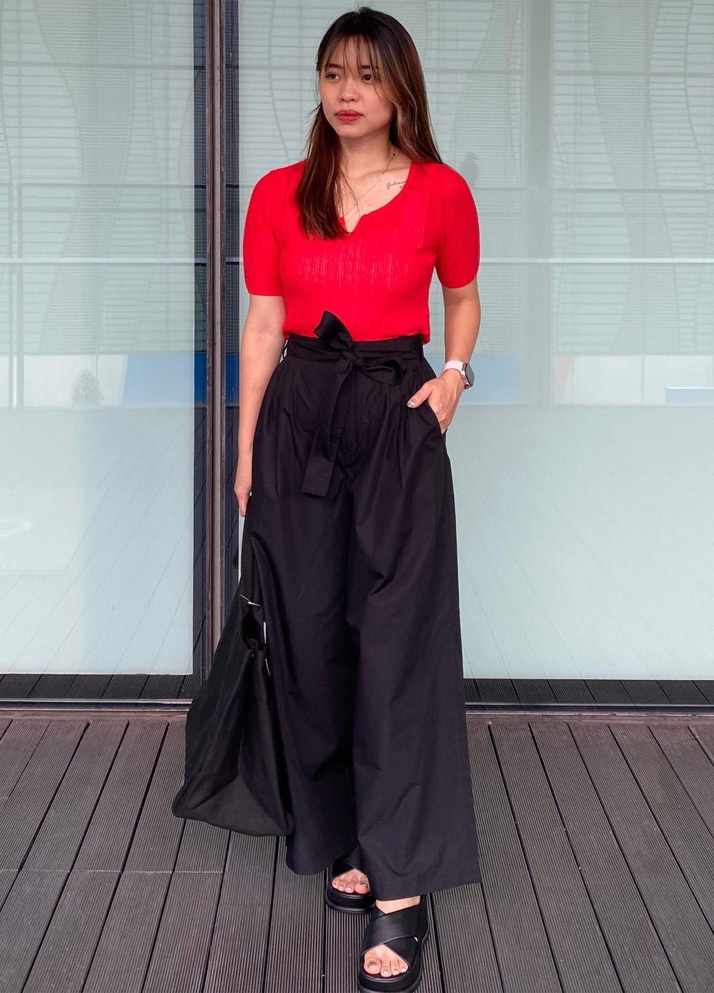 Черные шлепанцы Uniqlo с белой подошвой