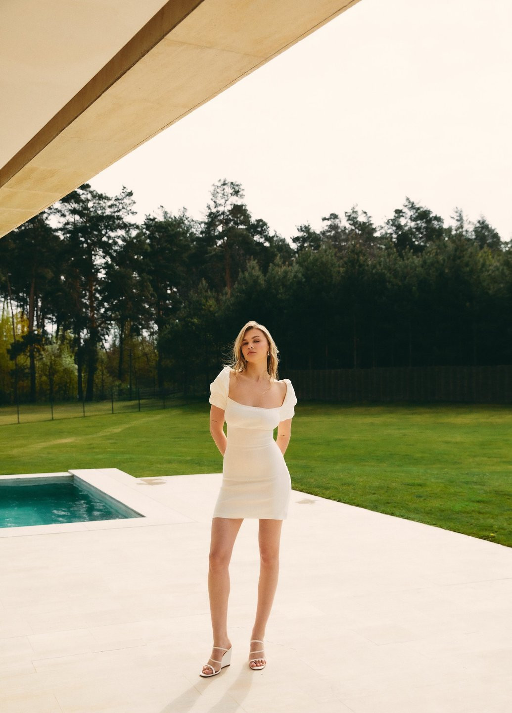 Білий кежуал сукня силуетна, з відкритою спиною Gepur однотонна