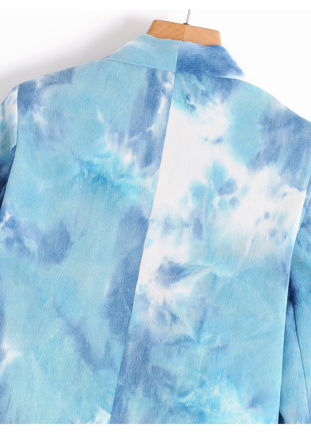 Синий женский блейзер женский в стиле tie dye sky Berni Fashion с абстрактным узором - демисезонный