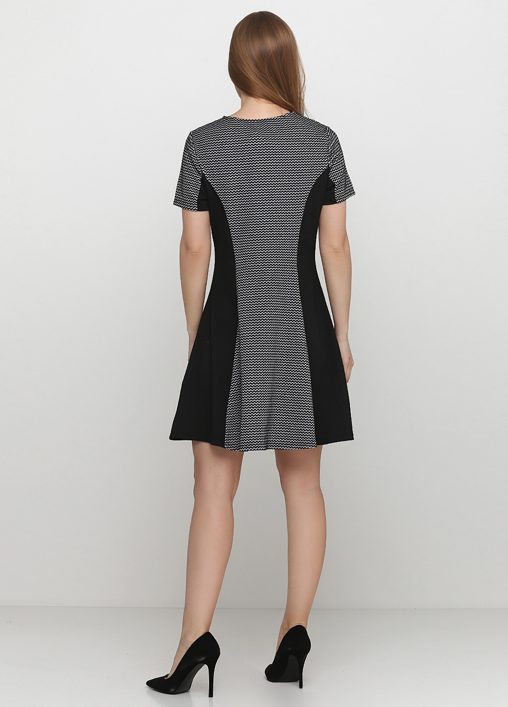 Черное кэжуал платье клеш H&M с геометрическим узором