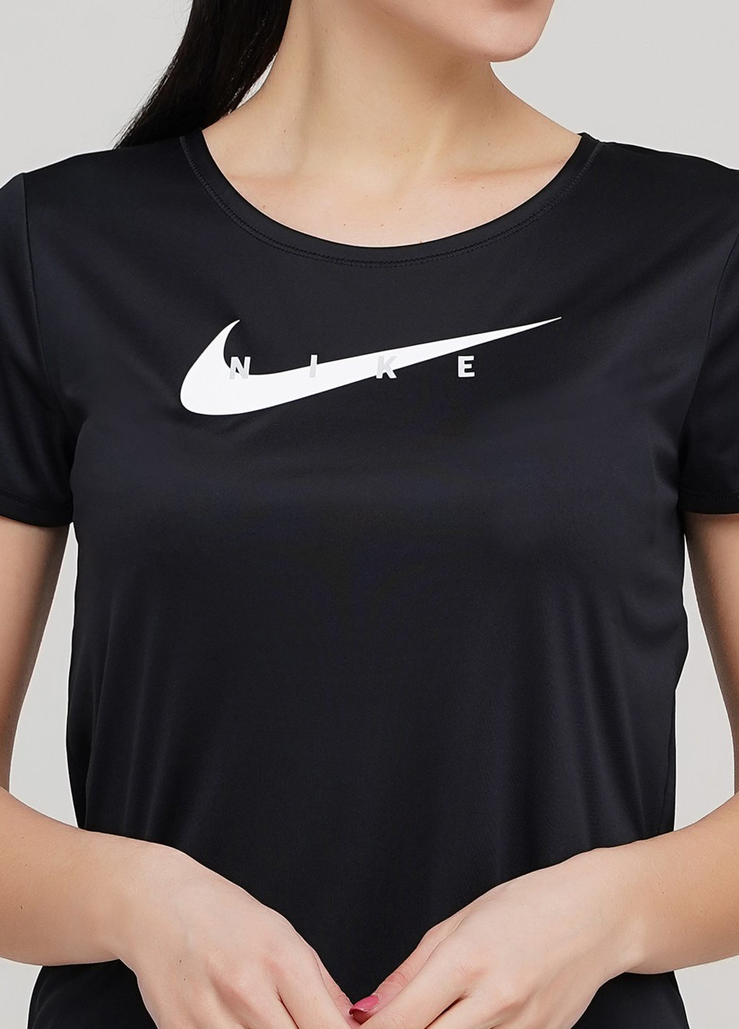 Черная летняя футболка Nike Nk Swoosh Run Top Ss