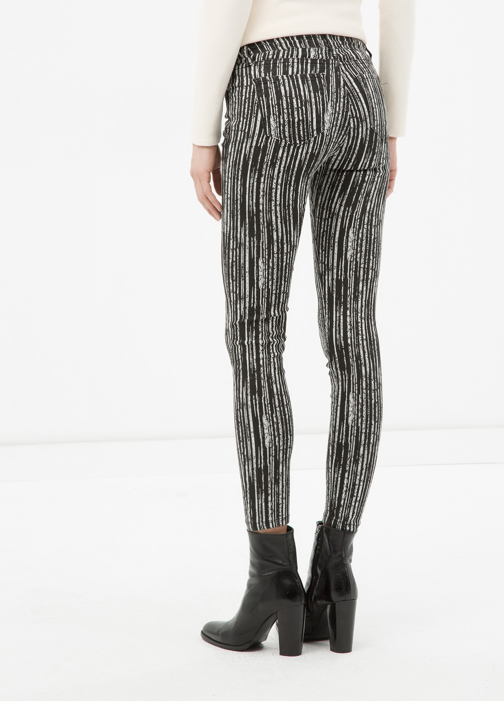 Черно-белые кэжуал демисезонные укороченные, зауженные брюки KOTON