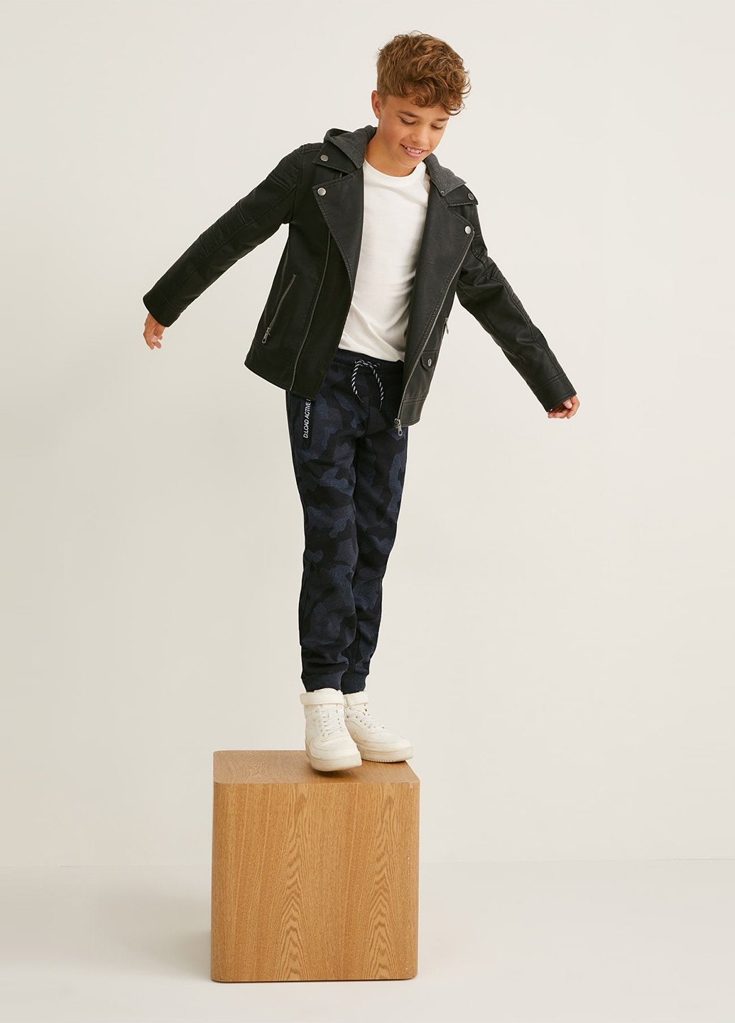 Черные повседневный демисезонные брюки зауженные C&A