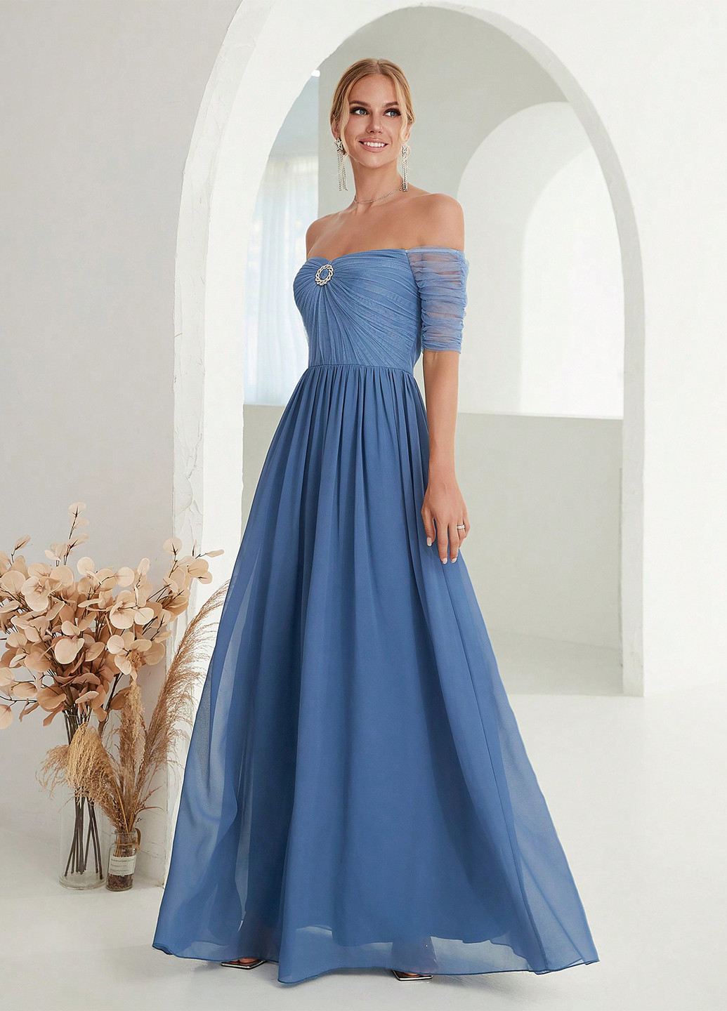 Светло-синее вечернее платье с открытыми плечами SHEIN однотонное