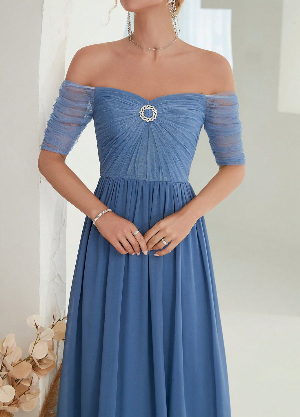 Светло-синее вечернее платье с открытыми плечами SHEIN однотонное