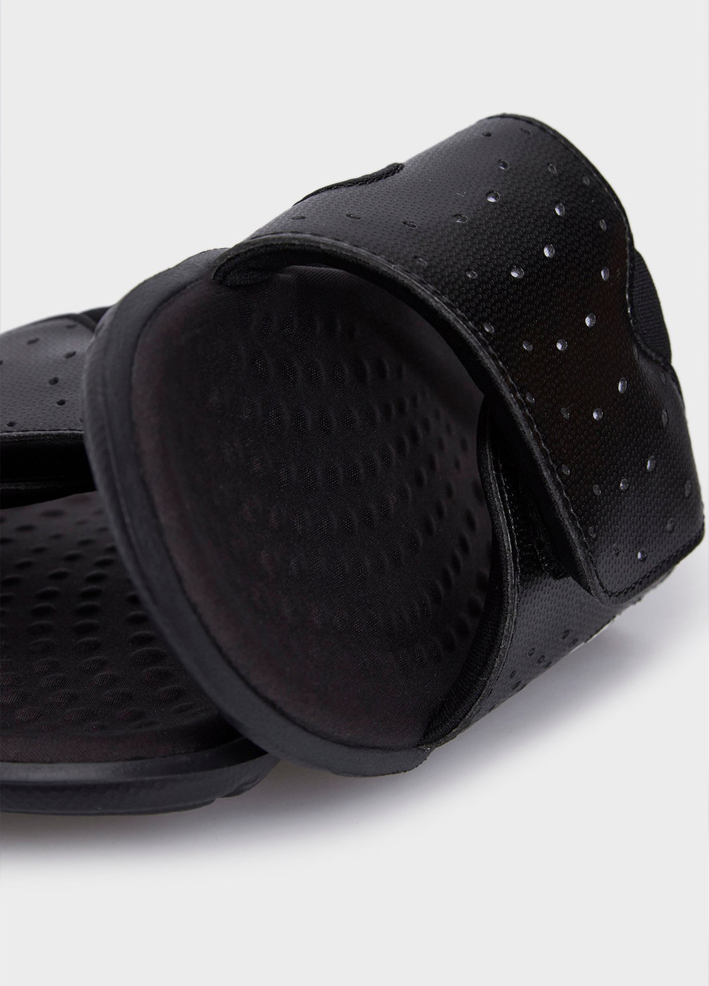 Черные шлепанцы Under Armour с перфорацией