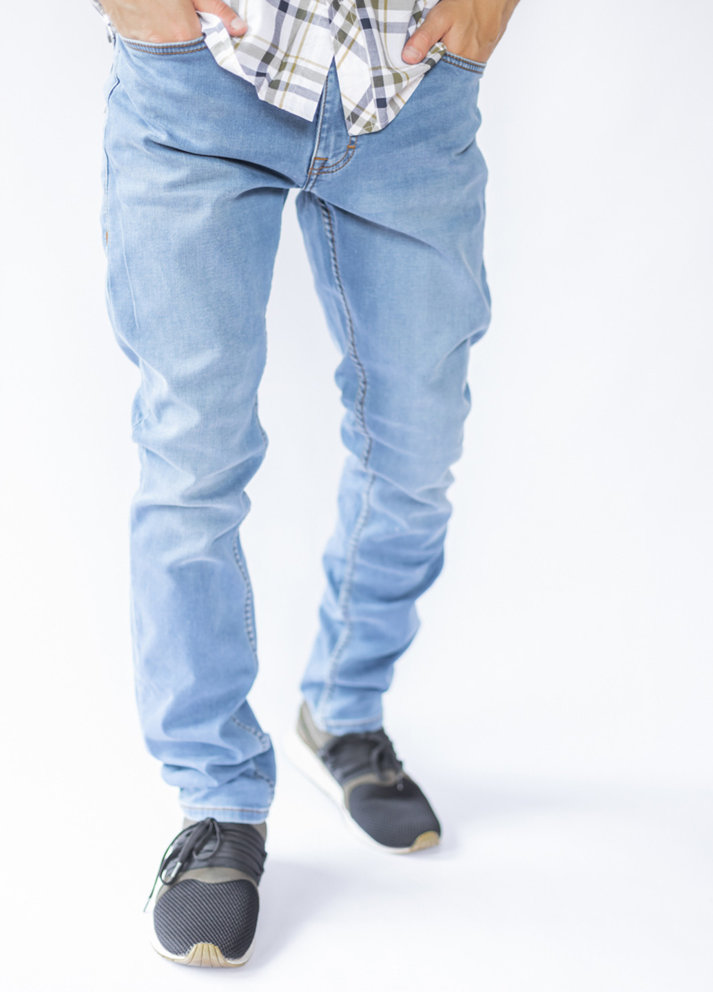 Светло-голубые демисезонные зауженные джинсы Mustang