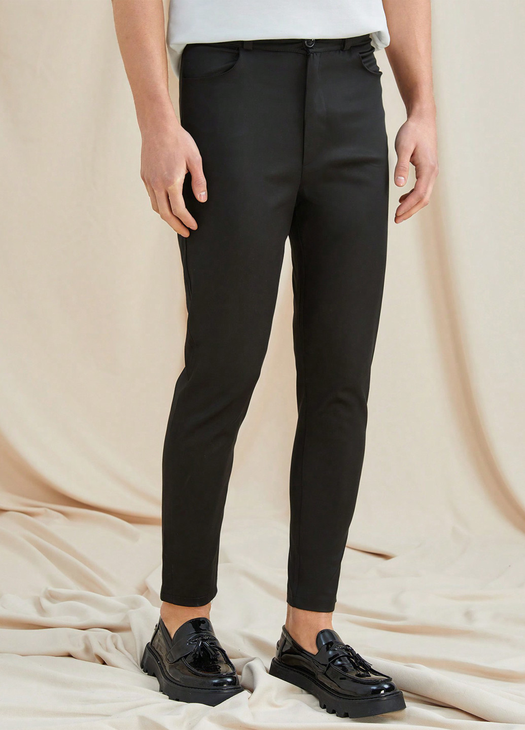 Черные демисезонные укороченные, зауженные джинсы SHEIN