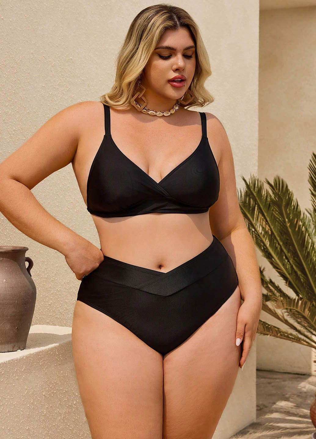 Черные купальные трусики однотонные SHEIN