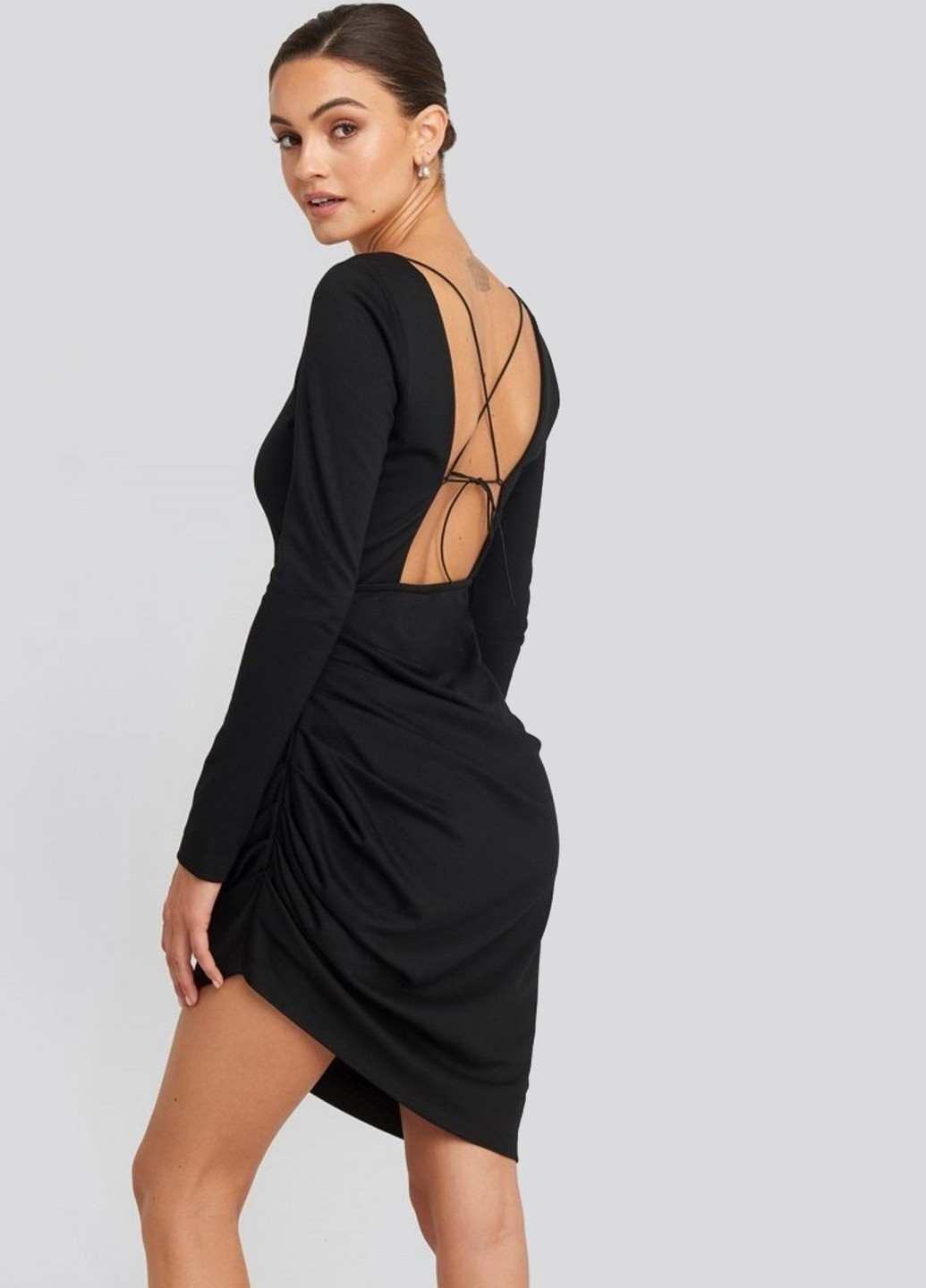 Чорна кежуал плаття, сукня з відкритою спиною NA-KD однотонна