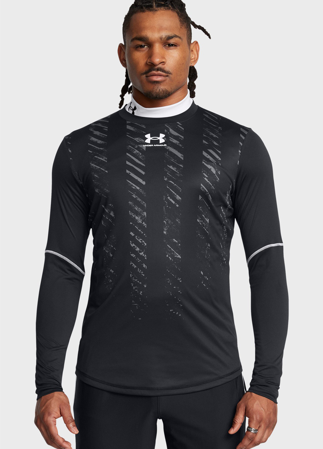 Черный демисезонный спортивный лонгслив Under Armour с логотипом