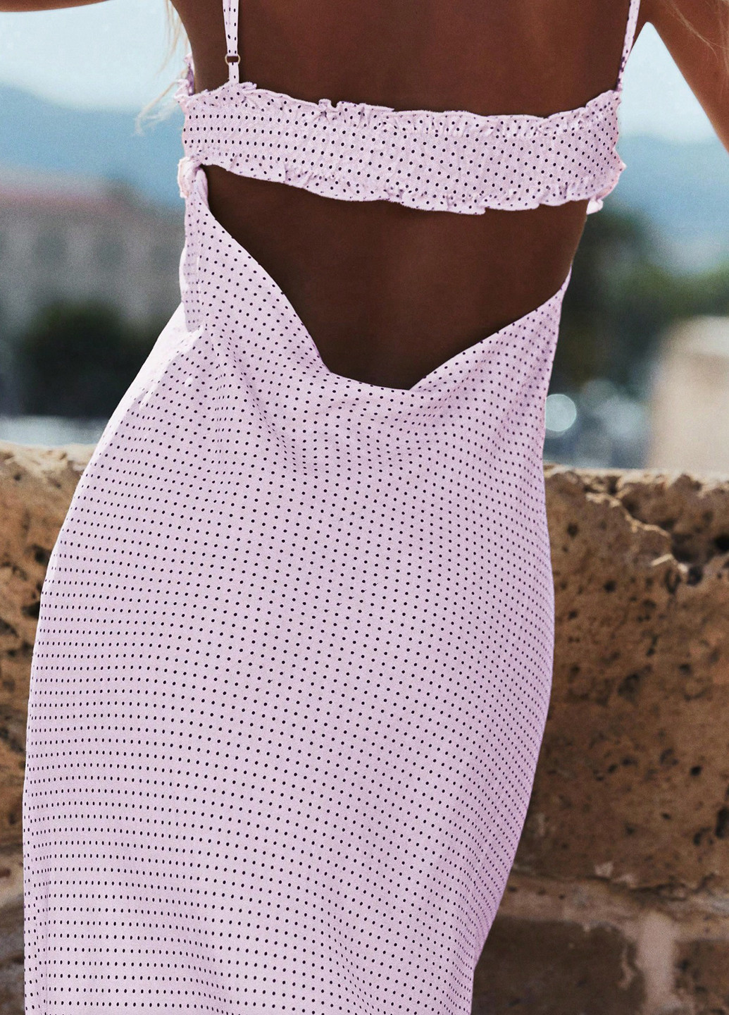 Светло-лиловое кэжуал платье с открытой спиной SHEIN в горошек