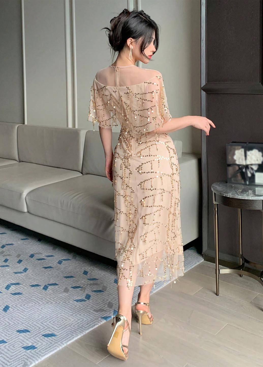 Пудрова вечірня сукня силуетна, сукня-кейп SHEIN з абстрактним візерунком